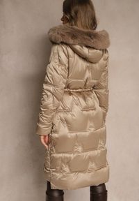 Renee - Ciemnobeżowa Długa Kurtka z Pikowanymi Przeszyciami i Kapturem Ściągana w Talii Galeatia. Okazja: na spacer, na co dzień. Kolor: brązowy. Materiał: jeans, futro, poliester. Długość: długie. Styl: casual, elegancki #4