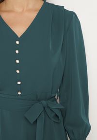 Born2be - Zielona Rozkloszowana Sukienka z Ozdobnymi Guzikami i Wiązanym Paskiem Annorael. Okazja: na spacer, na spotkanie biznesowe. Typ kołnierza: dekolt w kształcie V. Kolor: zielony. Długość rękawa: długi rękaw. Styl: elegancki, klasyczny, biznesowy #7