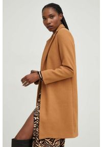 Answear Lab płaszcz damski kolor brązowy przejściowy. Okazja: na co dzień. Kolor: brązowy. Materiał: poliester. Styl: wakacyjny #1