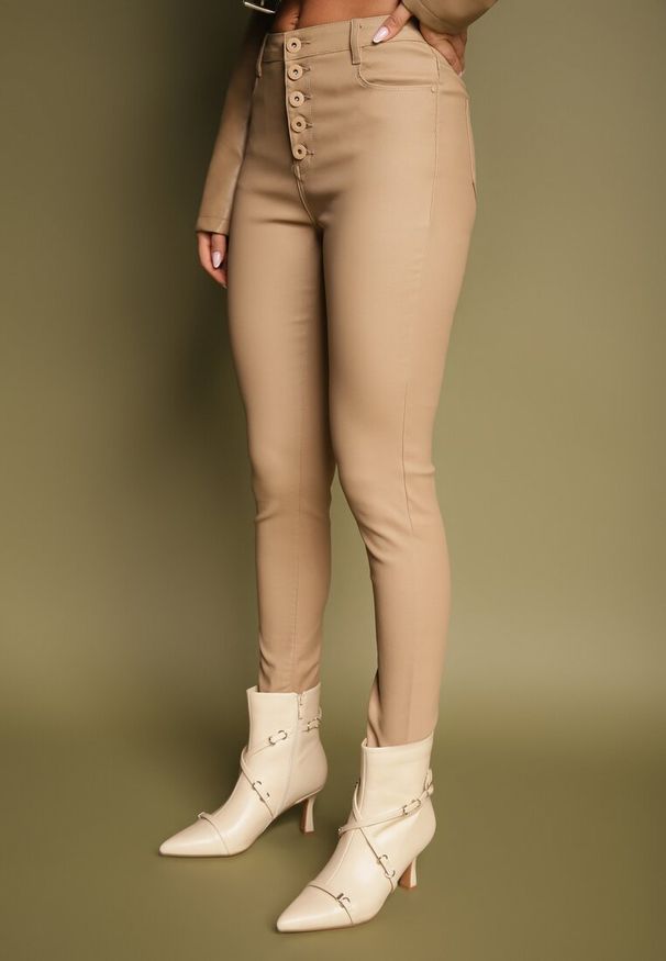 Renee - Ciemnobeżowe Modelujące Spodnie z Ekoskóry o Fasonie Skinny Caetana. Okazja: na co dzień. Kolor: beżowy. Styl: elegancki, casual