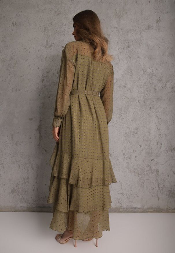 Renee - Zielona Sukienka o Koszulowym Kroju z Przedłużonym Tyłem i Falbanami Savarinna. Kolor: zielony. Materiał: poliester. Typ sukienki: koszulowe