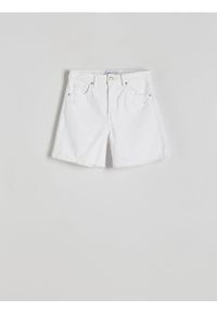 Reserved - Jeansowe szorty z przetarciami - biały. Kolor: biały. Materiał: jeans