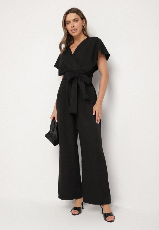 Born2be - Czarny Elegancki Kombinezon z Marszczeniem i Wcięciem w Talii Melonessa. Okazja: na co dzień. Kolor: czarny. Sezon: jesień, wiosna. Styl: elegancki