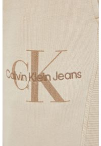 Calvin Klein Jeans spodnie dresowe bawełniane kolor beżowy gładkie. Kolor: beżowy. Materiał: bawełna, dresówka. Wzór: gładki #4