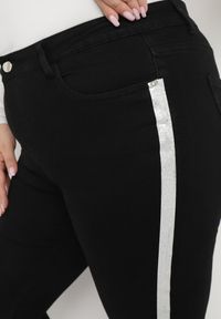 Born2be - Czarne Dopasowane Jeansy z Regularnym Stanem i Lampasami Nelipha. Okazja: na co dzień. Kolekcja: plus size. Kolor: czarny. Styl: casual, elegancki #6
