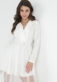 Born2be - Biała Kopertowa Sukienka Mini z Paskiem i Tiulem na Dole Anaida. Kolor: biały. Materiał: tiul. Wzór: aplikacja. Typ sukienki: kopertowe. Długość: mini #3