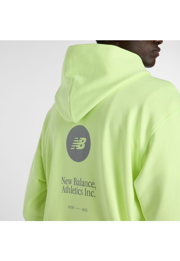 Bluza męska New Balance MT61M4JOAFG – zielona. Typ kołnierza: kaptur. Kolor: zielony. Materiał: prążkowany, bawełna. Wzór: aplikacja