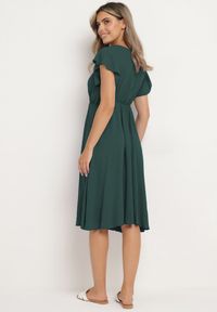 Born2be - Ciemnozielona Plisowana Sukienka z Kopertowym Dekoltem i Gumką w Talii Waretta. Typ kołnierza: dekolt kopertowy. Kolor: zielony. Typ sukienki: kopertowe. Styl: elegancki #5