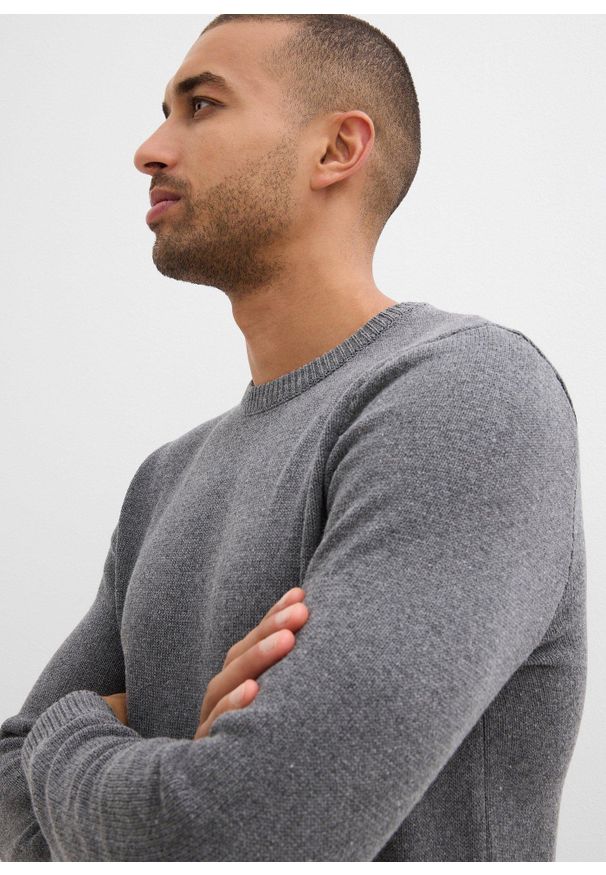 bonprix - Cienki sweter z bawełny z recyklingu. Kolor: szary. Materiał: bawełna. Wzór: aplikacja