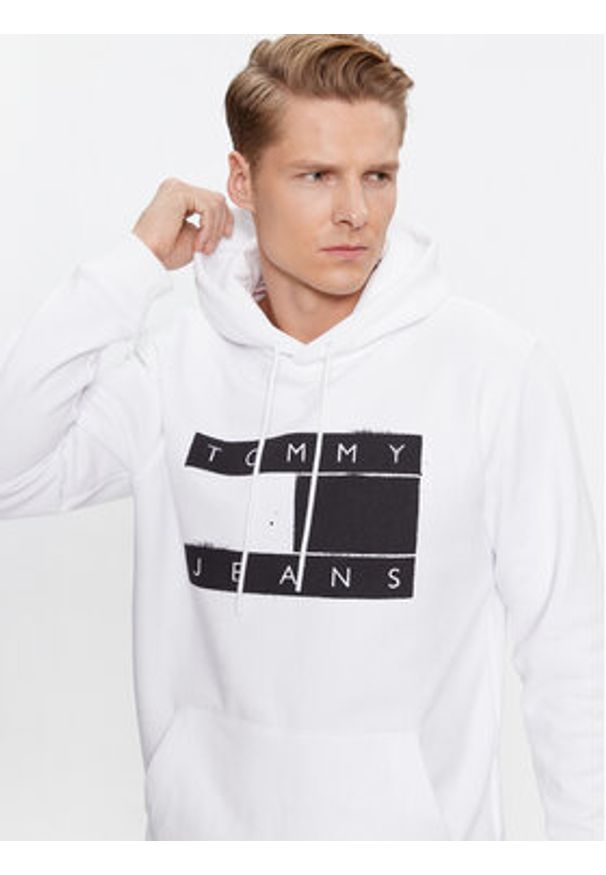 Tommy Jeans Bluza Flag Spray DM0DM17911 Biały Regular Fit. Kolor: biały. Materiał: bawełna