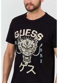Guess - GUESS Czarny t-shirt Dragon Tee. Kolor: czarny