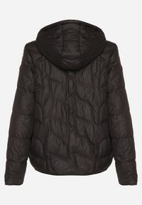 Born2be - Czarna Przejściowa Kurtka z Oryginalnym Pikowaniem i Kapturem Aruvitte. Okazja: na spacer, na co dzień. Kolor: czarny. Materiał: poliester, jeans. Styl: casual