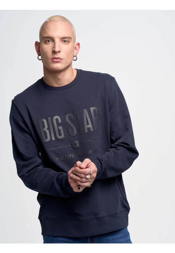 Big-Star - Bluza męska z nadrukiem granatowa Ecodort 403. Okazja: na co dzień. Kolor: niebieski. Materiał: bawełna, denim, dzianina, jeans. Długość rękawa: długi rękaw. Długość: długie. Wzór: nadruk. Styl: klasyczny, elegancki, casual