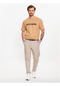 TOMMY HILFIGER - Tommy Hilfiger T-Shirt Monotype MW0MW31539 Brązowy Regular Fit. Kolor: brązowy. Materiał: bawełna #4
