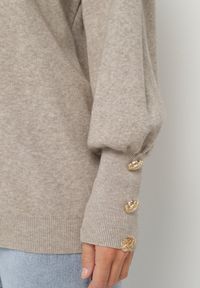 Born2be - Beżowy Sweter z Wiskozą Ozdobiony Guzikami na Rękawach Sadvire. Okazja: na co dzień. Kolor: beżowy. Materiał: wiskoza. Wzór: aplikacja. Styl: klasyczny, casual #4