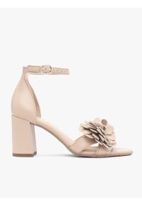 Ryłko - Beżowe sandały z kwiatem. Okazja: na co dzień. Zapięcie: sprzączka. Kolor: beżowy. Wzór: kwiaty. Materiał: skóra. Sezon: wiosna, lato. Obcas: na obcasie. Styl: casual, street, elegancki. Wysokość obcasa: średni #1