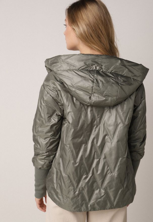 Born2be - Zielona Kurtka z Kapturem Pikowana z Materiałowymi Wykończeniami Sofie. Okazja: na co dzień. Typ kołnierza: kaptur. Kolor: zielony. Materiał: materiał. Styl: casual