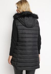 Born2be - Czarna Kamizelka Pikowana ze Sztucznym Futerkiem i Kapturem Semille. Kolor: czarny. Materiał: futro #2