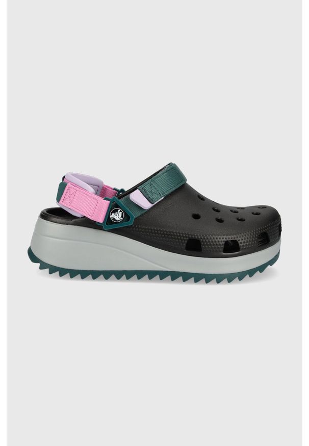 Crocs klapki damskie kolor czarny na platformie. Kolor: czarny. Materiał: materiał. Obcas: na platformie