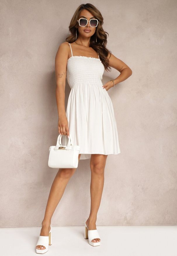 Renee - Biała Sukienka z Bawełny na Ramiączkach o Rozkloszowanym Kroju z Marszczoną Górą Christten. Okazja: na co dzień. Kolor: biały. Materiał: bawełna. Długość rękawa: na ramiączkach. Sezon: lato. Typ sukienki: rozkloszowane. Styl: casual, elegancki, boho