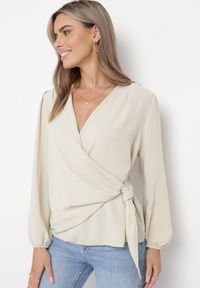 Born2be - Jasnobeżowa Kopertowa Bluzka z Wiązaniem Maerise. Okazja: na co dzień. Typ kołnierza: dekolt w serek. Kolor: beżowy. Materiał: jeans. Styl: klasyczny, casual