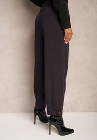 Renee - Fioletowe Garniturowe Spodnie o Szerokich Nogawkach Lekko Prążkowane High Waist Belbanne. Okazja: na spotkanie biznesowe. Stan: podwyższony. Kolor: fioletowy. Materiał: prążkowany. Styl: elegancki, wizytowy, biznesowy