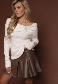 Renee - Biały Sweter z Wiskozą i Ozdobą z Cyrkonii Mirrise. Okazja: na co dzień. Kolor: biały. Materiał: wiskoza. Wzór: aplikacja. Styl: klasyczny, casual, elegancki
