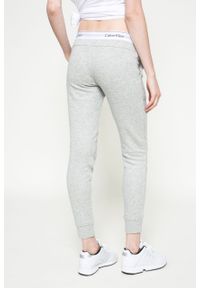 Calvin Klein Jeans - Spodnie. Kolor: szary. Materiał: bawełna, poliester, dzianina. Wzór: gładki, melanż #5
