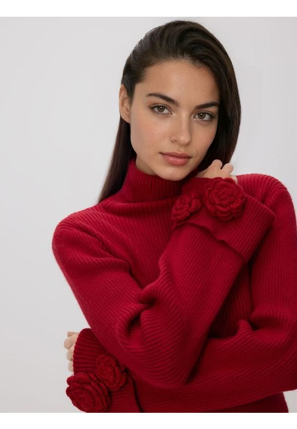 Reserved - Golf z aplikacją - czerwony. Typ kołnierza: golf. Kolor: czerwony. Materiał: dzianina, wiskoza. Wzór: aplikacja