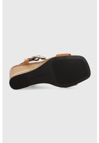 TOMMY HILFIGER - Tommy Hilfiger sandały HARDWARE WEDGE SANDAL damskie kolor brązowy na koturnie FW0FW07074. Zapięcie: klamry. Kolor: brązowy. Materiał: skóra, guma. Obcas: na koturnie #5