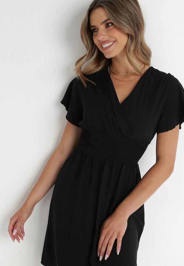 Born2be - Czarna Sukienka z Wiskozy Saede. Okazja: na co dzień. Kolor: czarny. Materiał: wiskoza. Wzór: gładki. Sezon: lato. Typ sukienki: kopertowe. Styl: casual. Długość: mini