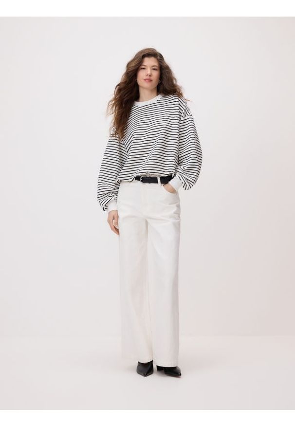 Reserved - Jeansy baggy - biały. Kolor: biały