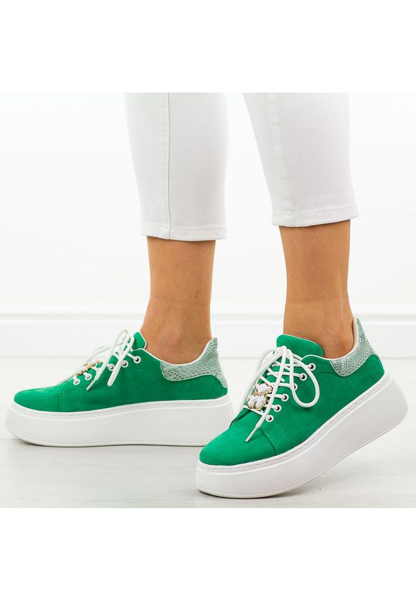 Zielone zamszowe skórzane sneakersy damskie Vinceza 89104. Okazja: na co dzień. Kolor: zielony. Materiał: skóra, zamsz. Szerokość cholewki: normalna. Sezon: jesień, lato, wiosna. Obcas: na platformie