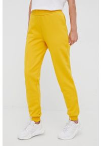 Jack Wolfskin spodnie dresowe bawełniane damskie kolor żółty gładkie. Kolor: żółty. Materiał: bawełna, dresówka. Wzór: gładki
