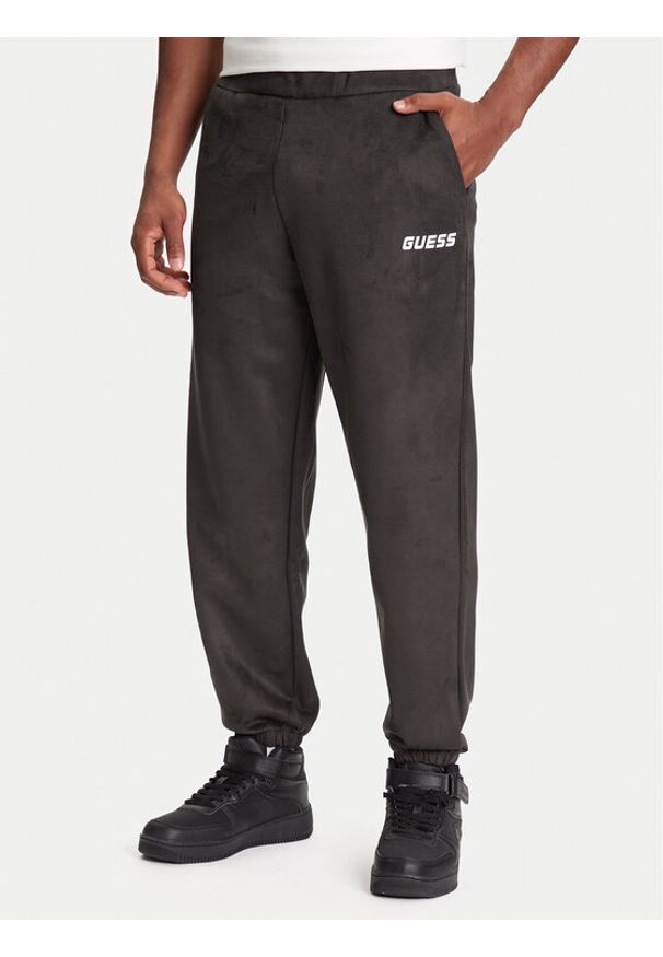 Guess Spodnie dresowe Z5YB03 KCJY2 Zielony Regular Fit. Kolor: zielony. Materiał: bawełna
