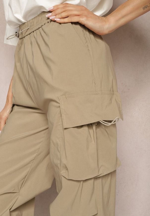 Renee - Beżowe Bojówki Spodnie ze Ściągaczami i Gumką w Talii z Kieszeniami po Bokach Laverina. Kolor: beżowy. Materiał: materiał. Styl: sportowy