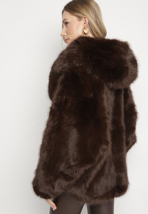 Born2be - Brązowa Kurtka Futerko Oversize z Kapturem Unillea. Okazja: na co dzień. Typ kołnierza: kaptur. Kolor: brązowy. Materiał: futro. Styl: casual, elegancki