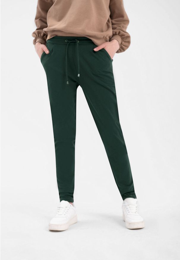 Volcano - Zielone spodnie dresowe damskie N‑ARIEL. Okazja: na co dzień. Kolekcja: plus size. Kolor: zielony. Materiał: dresówka. Wzór: gładki. Styl: casual, sportowy. Sport: fitness