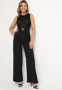 Born2be - Czarny Kombinezon bez Rękawów z Metaliczną Ozdobą i Prostymi Nogawkami Karivalle. Okazja: na co dzień. Kolor: czarny. Długość rękawa: bez rękawów. Wzór: aplikacja. Styl: klasyczny, casual, elegancki #5