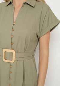 Born2be - Zielona Bawełniana Sukienka Koszulowa na Krótki Rękaw z Dodatkowym Paskiem Callira. Okazja: na spacer, na co dzień. Kolor: zielony. Materiał: bawełna. Długość rękawa: krótki rękaw. Typ sukienki: koszulowe. Styl: casual, elegancki #6