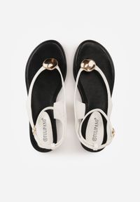 Born2be - Białe Sandały Typu Japonki Ozdobione Okrągłą Aplikacją Vikianae. Okazja: na co dzień. Nosek buta: okrągły. Zapięcie: sprzączka. Kolor: biały. Materiał: jeans. Wzór: aplikacja. Sezon: lato. Styl: casual, elegancki, boho #8