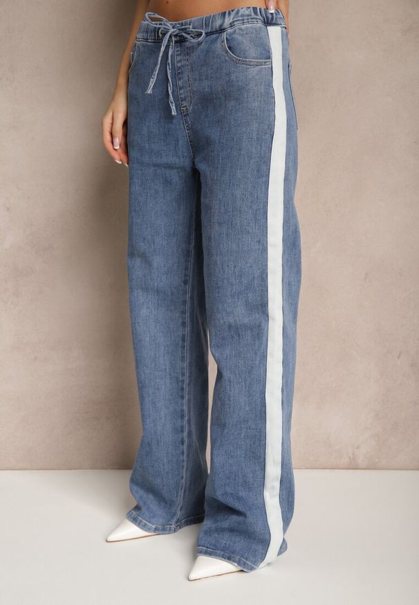 Renee - Niebieskie Szerokie Jeansy z Gumką w Talii Zdobione Lampasami Nusiela. Okazja: na co dzień. Kolor: niebieski. Wzór: aplikacja. Styl: casual, elegancki