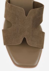 Renee - Zielone Klapki VICES na Niskim Obcasie z Paskiem z Wycięciami Ateriko. Kolor: beżowy. Materiał: jeans. Obcas: na obcasie. Styl: klasyczny, elegancki. Wysokość obcasa: niski #4