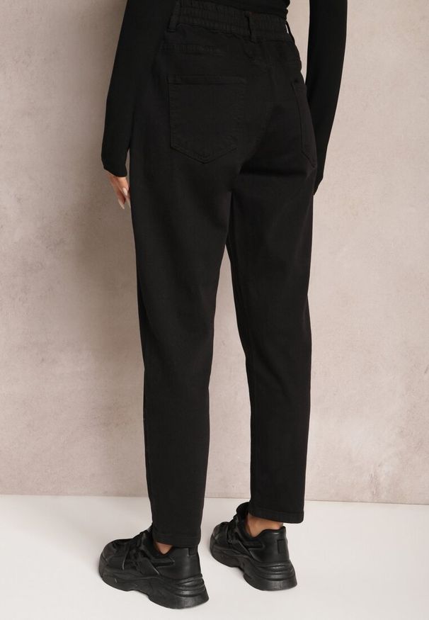 Renee - Czarne Jeansy Mom Fit z Wysokim Stanem i Gumką w Pasie Yvona. Okazja: na co dzień. Stan: podwyższony. Kolor: czarny. Styl: klasyczny, casual, elegancki