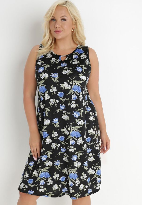 Born2be - Czarno-Niebieska Sukienka Carre. Kolekcja: plus size. Kolor: czarny. Materiał: bawełna, dzianina. Długość rękawa: bez rękawów. Wzór: kwiaty. Typ sukienki: dla puszystych. Styl: klasyczny. Długość: midi
