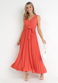 Born2be - Czerwona Plisowana Sukienka Maxi z Gumką w Pasie i Materiałowym Paskiem Biak. Okazja: na imprezę, na ślub cywilny, na wesele. Kolor: czerwony. Materiał: materiał. Sezon: lato. Typ sukienki: kopertowe. Styl: klasyczny, elegancki. Długość: maxi