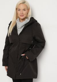 Born2be - Czarna Kurtka Typu Parka z Kapturem i Podpinanymi Rękawami Falunea. Okazja: na co dzień, na spacer. Typ kołnierza: kaptur. Kolekcja: plus size. Kolor: czarny. Materiał: jeans. Styl: klasyczny, sportowy, casual, elegancki