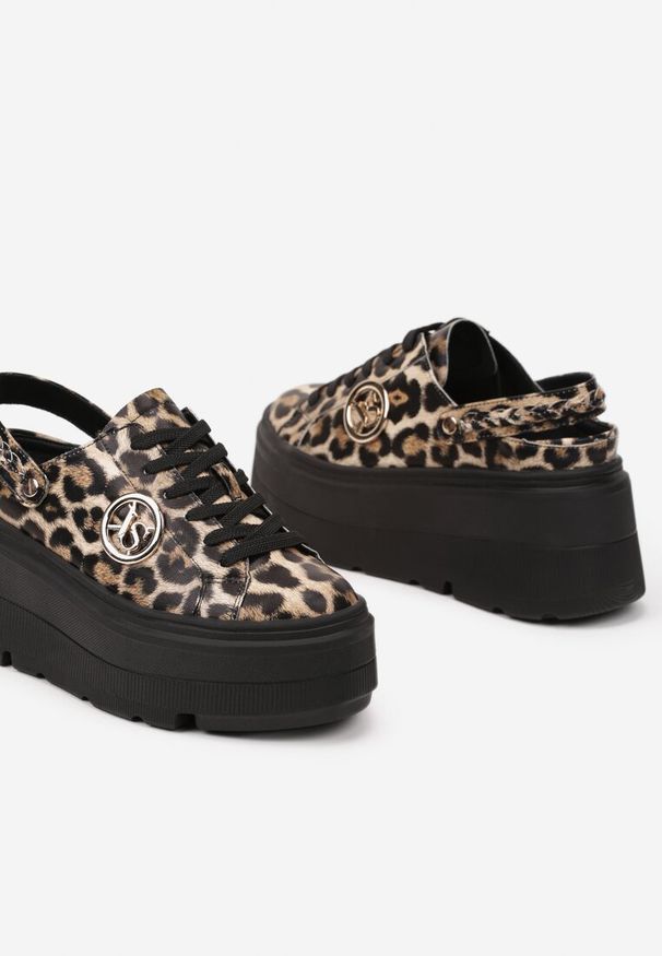 Born2be - Brązowe Sneakersy Vices w Panterkę na Grubej Tłoczonej Podeszwie z Paskiem na Pięcie i Metaliczną Ozdobą Zenfedi. Okazja: na co dzień. Zapięcie: pasek. Kolor: brązowy. Materiał: jeans. Szerokość cholewki: normalna. Wzór: aplikacja, motyw zwierzęcy