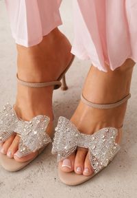 Renee - Ciemnobeżowe Transparentne Sandały VICES na Szpilce Zdobione Cyrkoniową Kokardą Phrilirea. Zapięcie: pasek. Kolor: beżowy. Wzór: aplikacja. Obcas: na szpilce. Styl: glamour #3