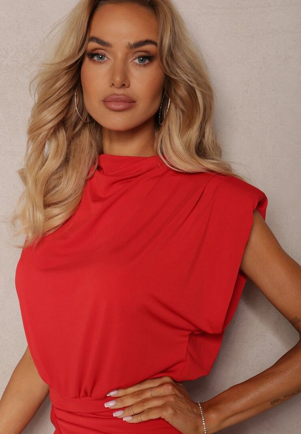 Renee - Czerwona Dopasowana Sukienka Maxi z Rozcięciem i Poduszkami w Ramionach Racbba. Kolor: czerwony. Styl: glamour, elegancki. Długość: maxi